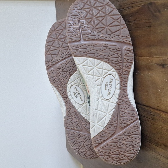 Earth Origins Effie Dust Green Floral Hook Loop Suede Fisherman ComfortShoes Sz8 - Picture 6 of 10